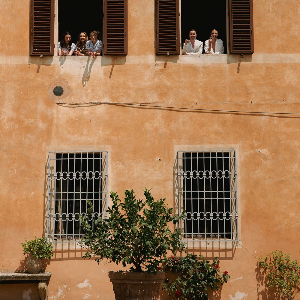 bridal-party-in-windows-of-villa-catignano