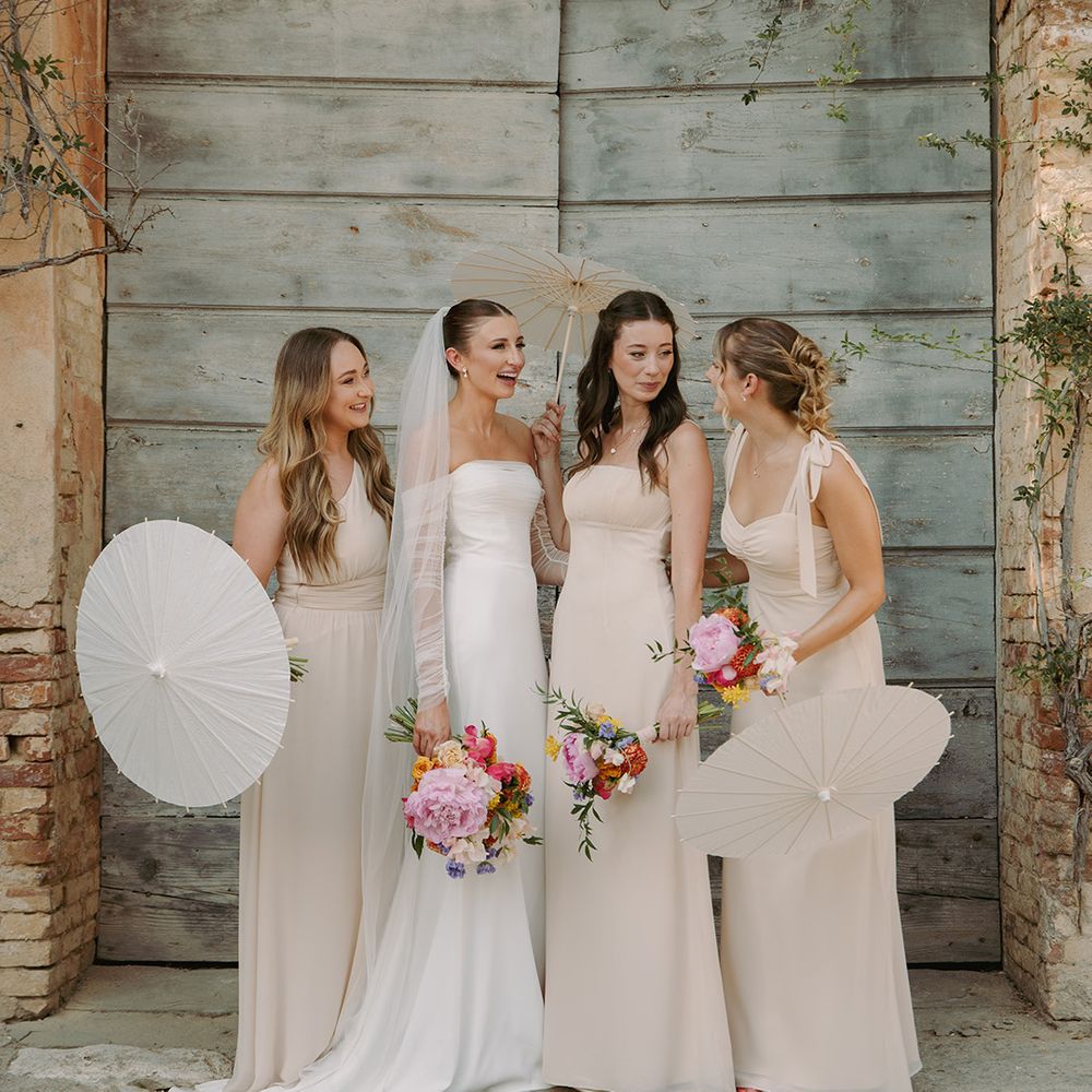 bridesmaids-in-neutral-cream-bridesmaid-dresses-with-umbrellas