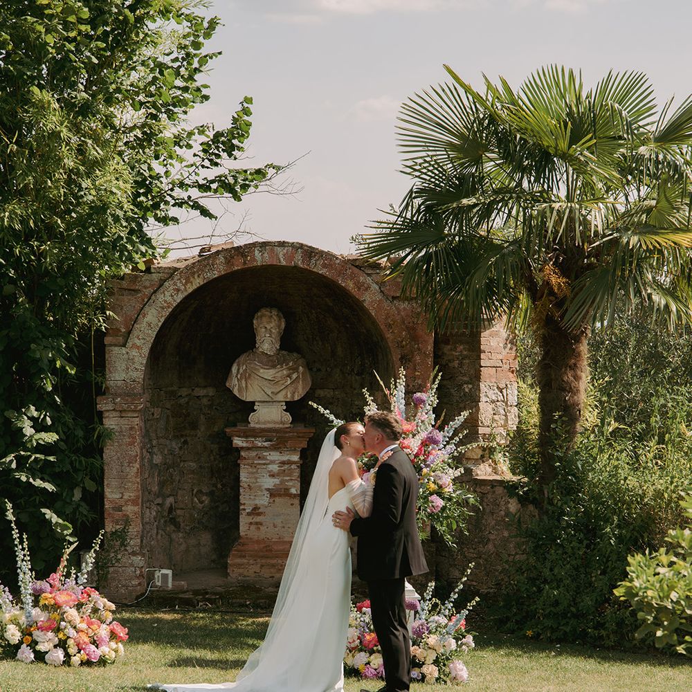 first-kiss-for-bride-and-groom-at-italy-wedding