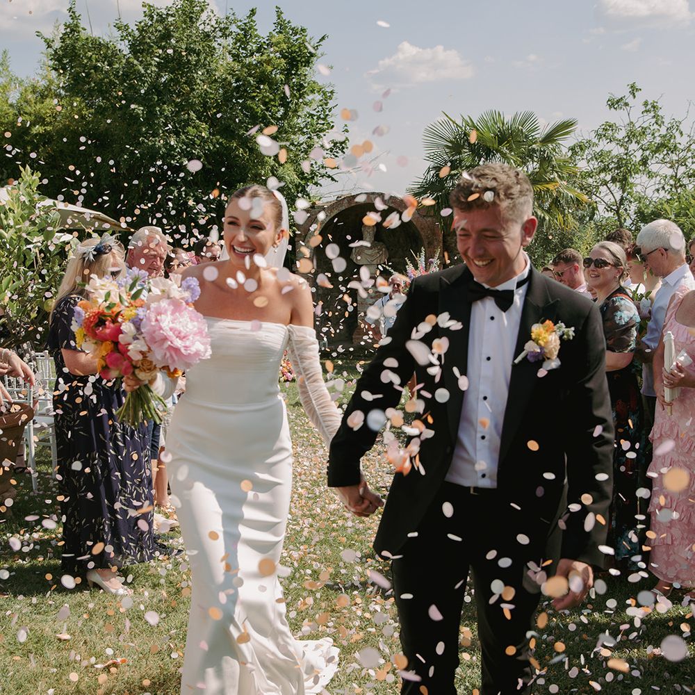 pastel-confetti-moment-for-the-happy-couple