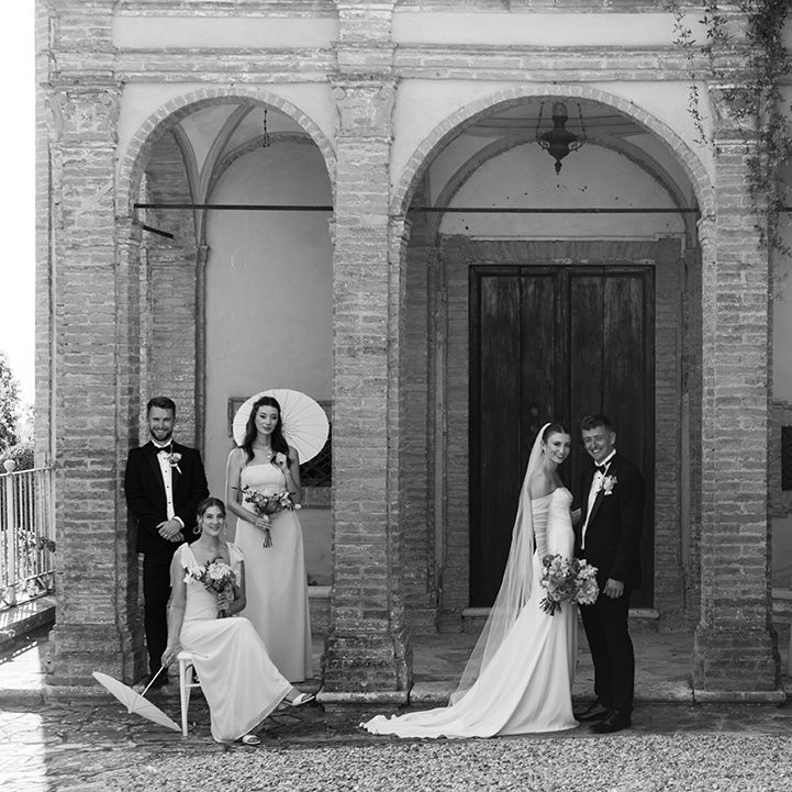 wedding-party-posing-together-in-black-and-white