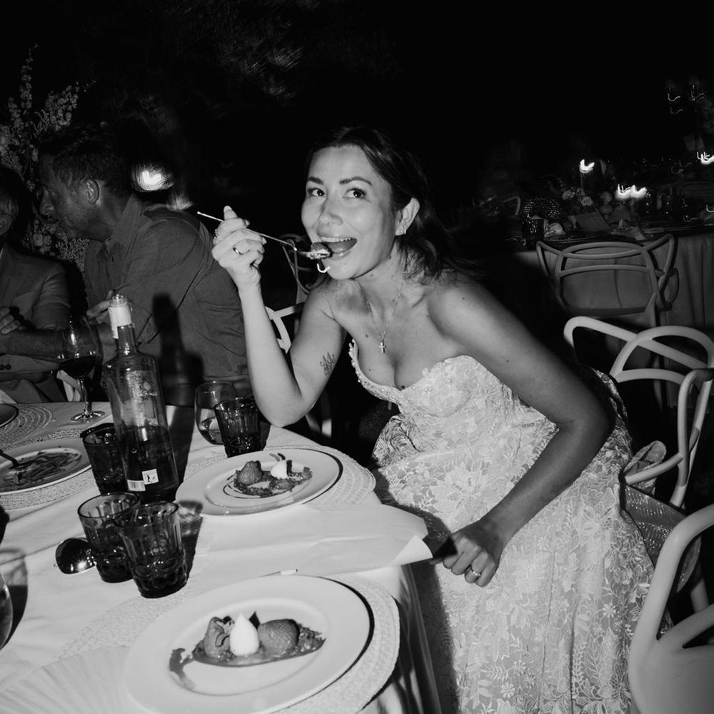 bride-eating-dessert