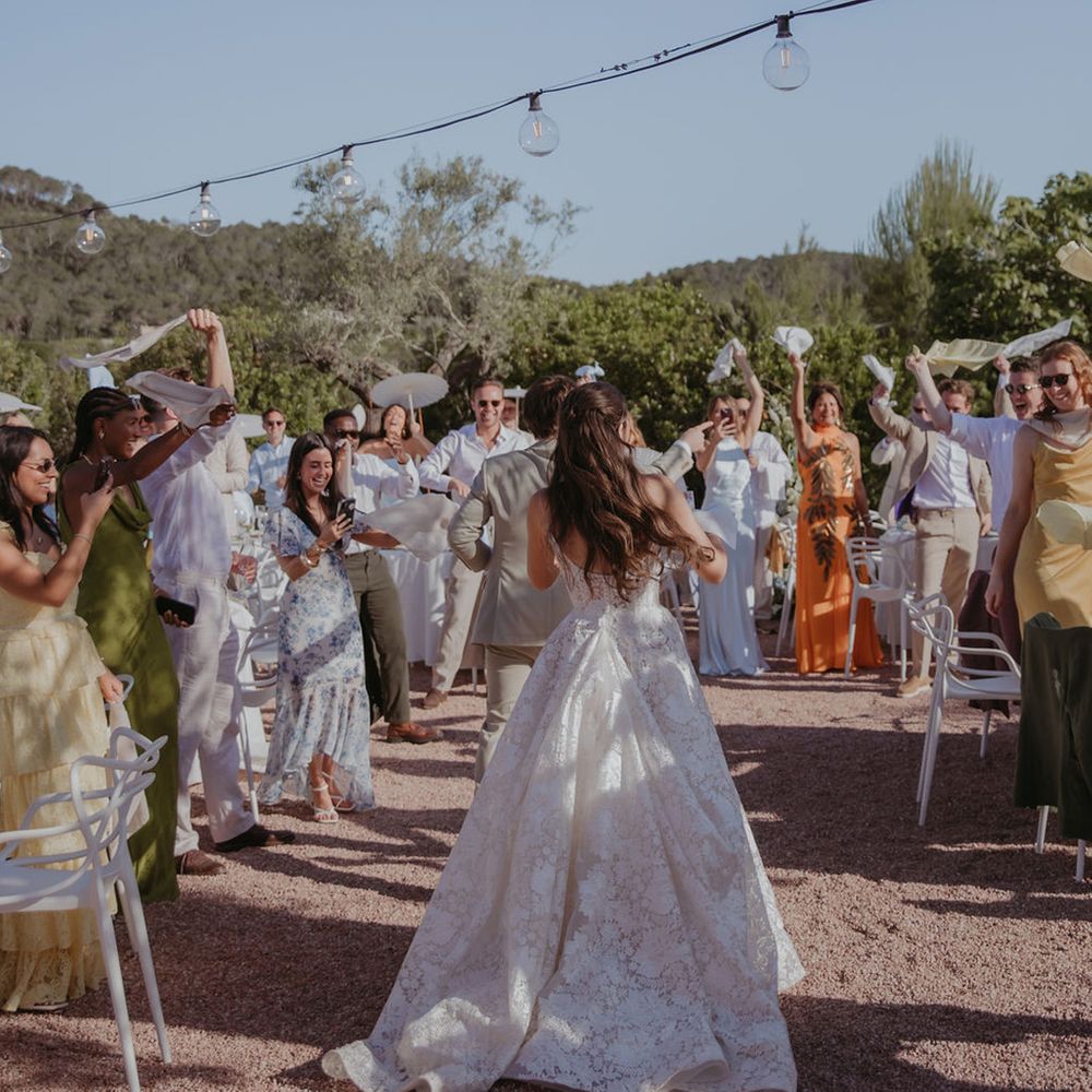 bride-makes-wedding-entrance-at-outdoor-wedding