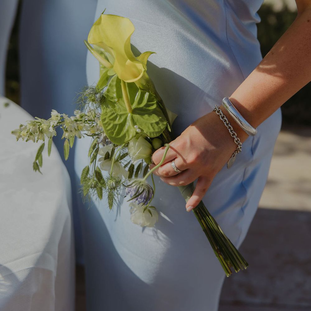 bridesmaids-carrying-green-wedding-bouquet