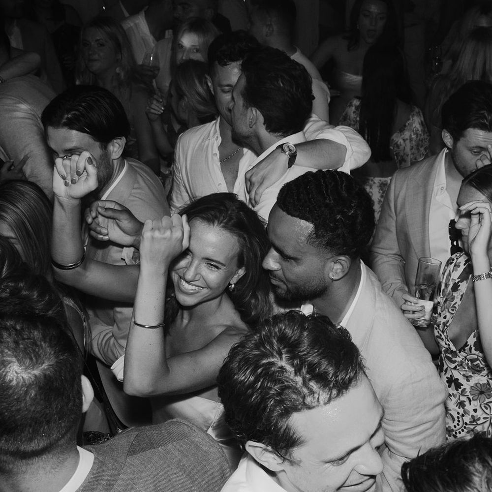 wedding-guests-dancing-at-wedding-reception