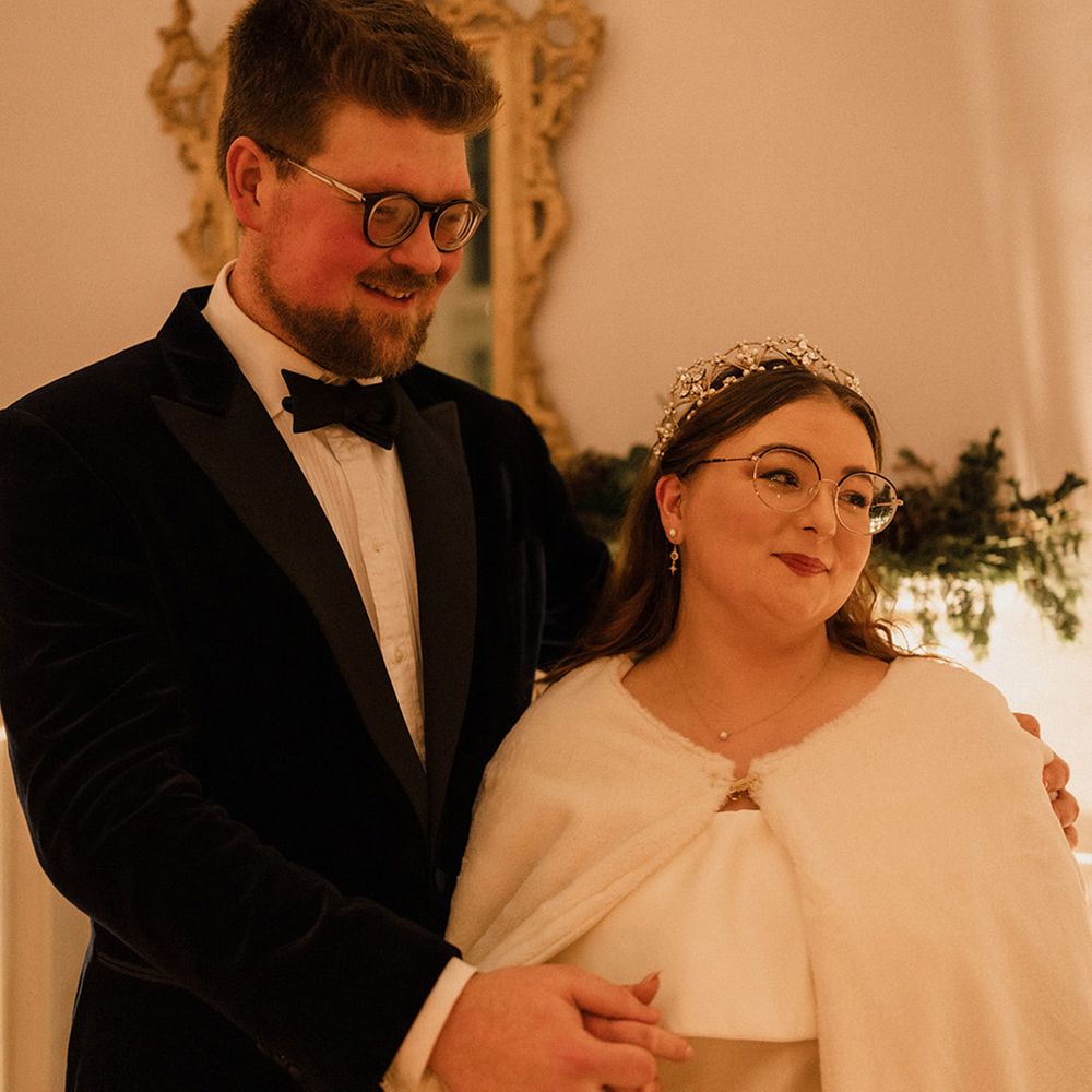 bride-wears-white-cape-for-winter-wedding