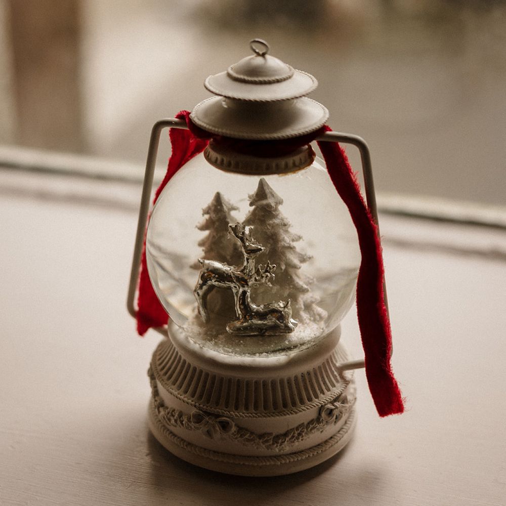 festive-snow-globe