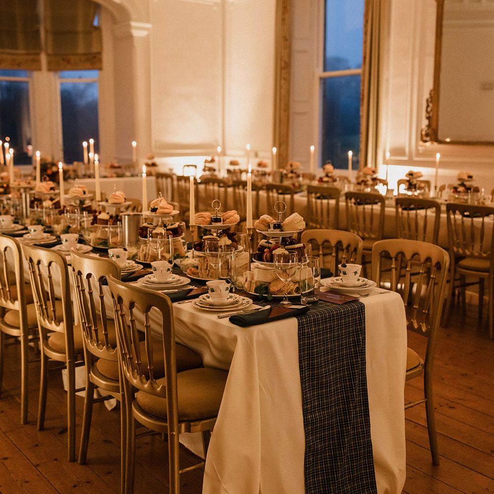 green-and-white-festive-tablescapes