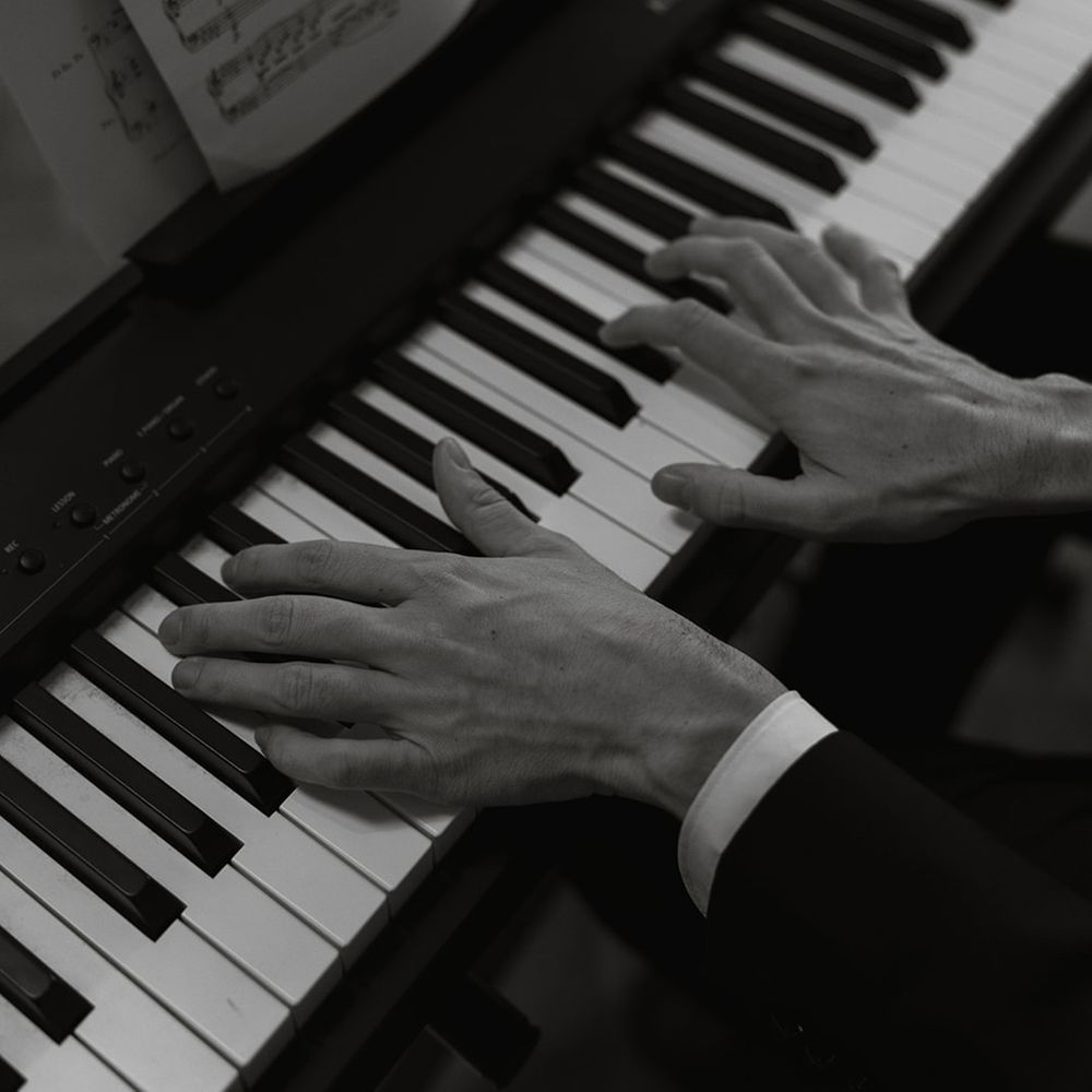 musician-plays-the-piano