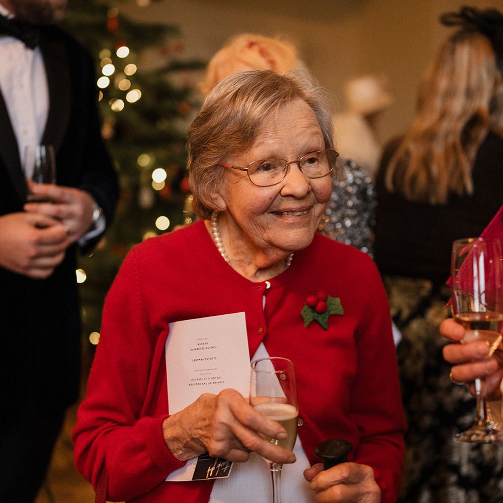 wedding-guest-at-christmas-wedding