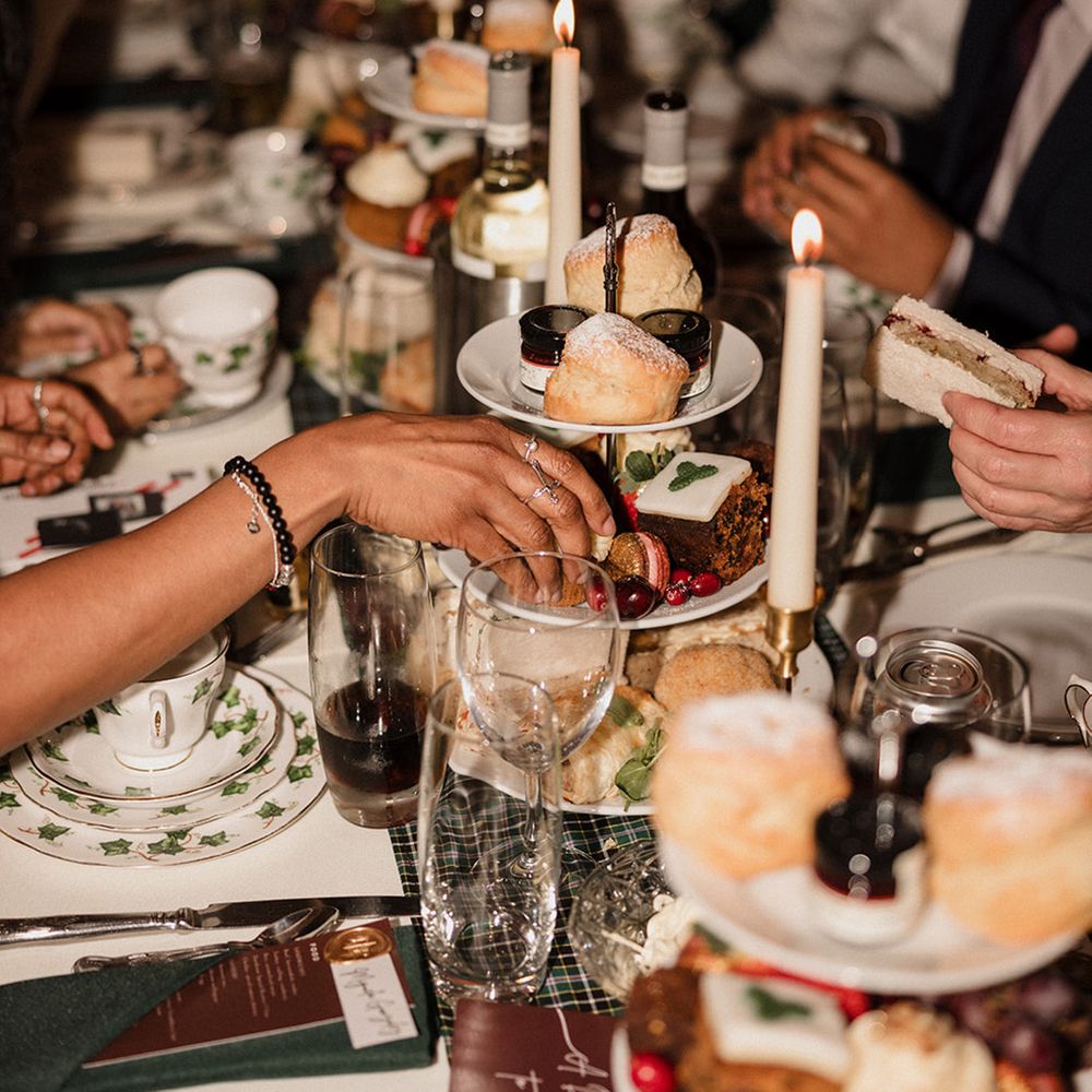 wedding-guests-eating-food