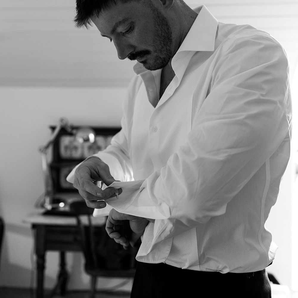 groom-getting-ready-for-wedding