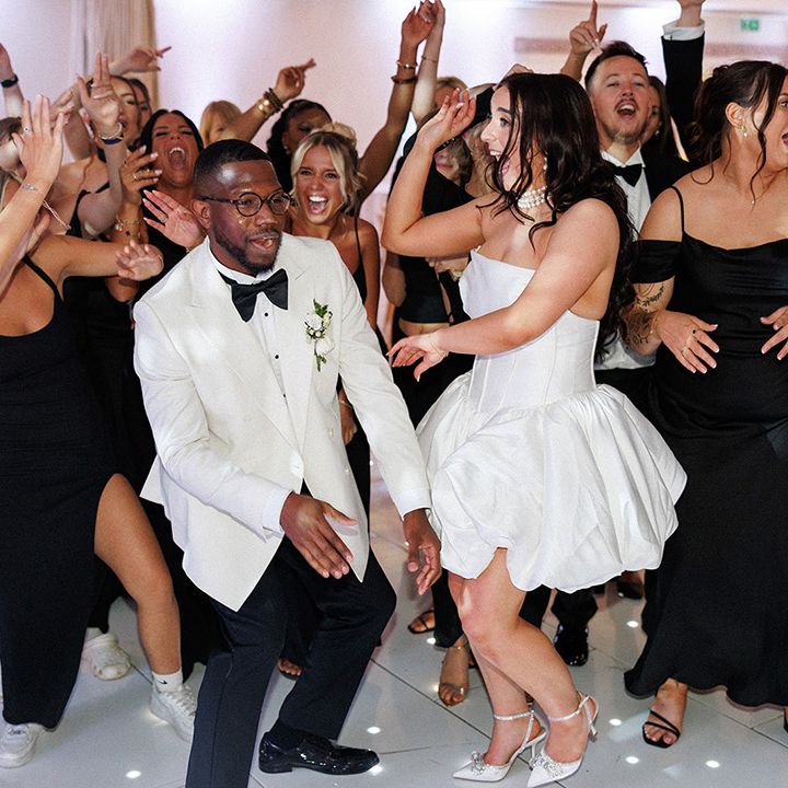 bride-and-groom-dances-at-wedding-reception