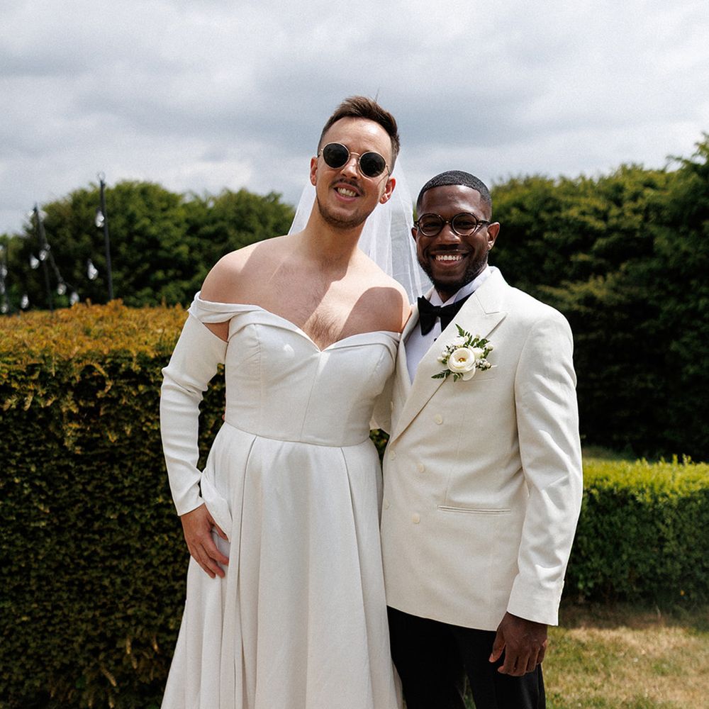 funny-moment-as-groomsmen-wears-wedding-dress-to-surprise-groom-funny-wedding-pics