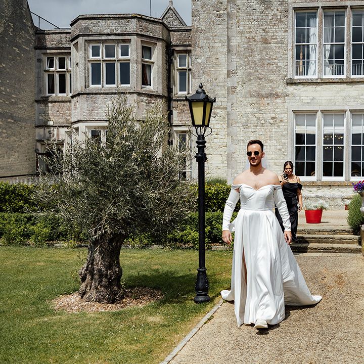 funny-moment-as-groomsmen-wears-wedding-dress-to-surprise-groom
