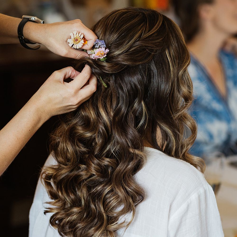 bride-wearing-half-up-half-down-hairstyle