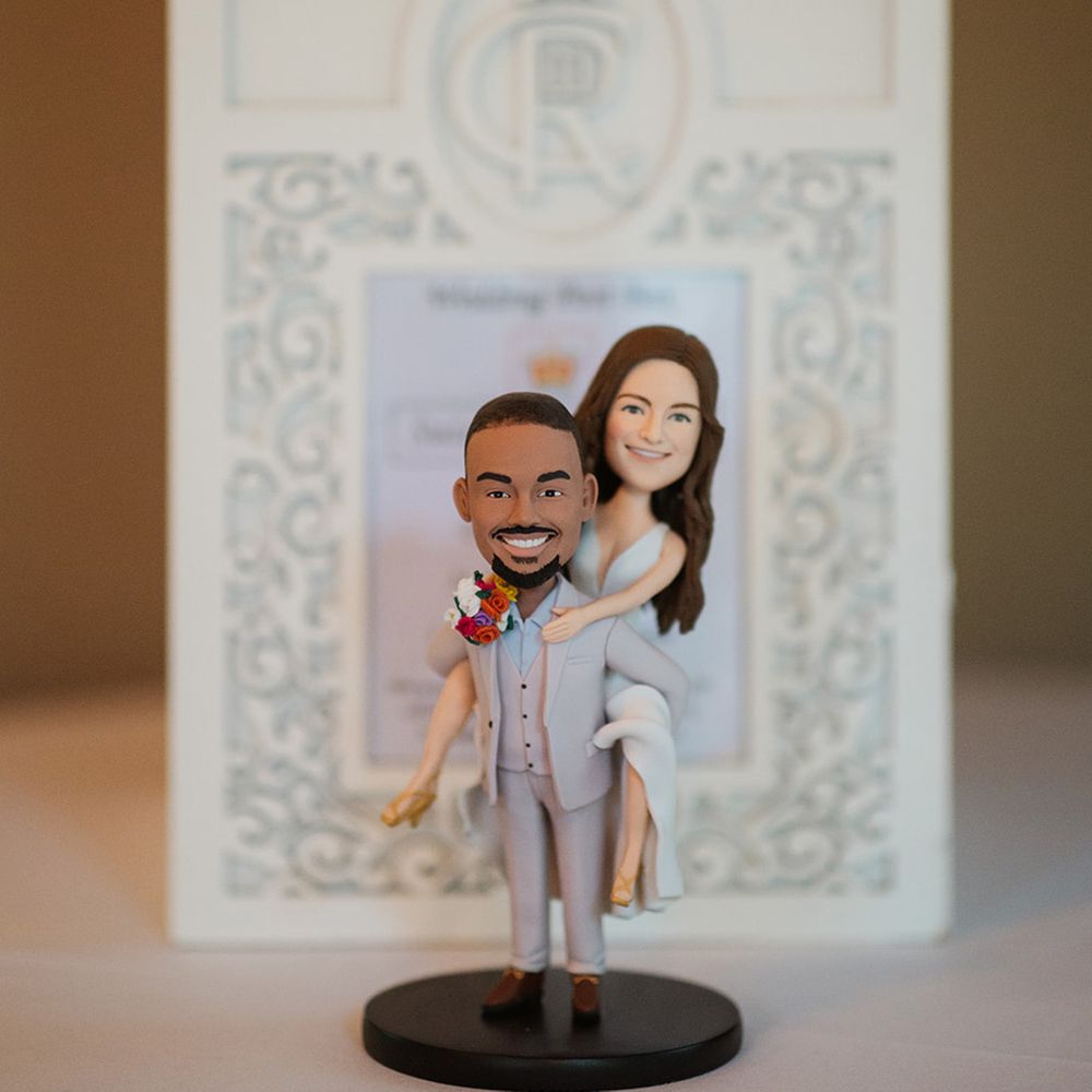 mini-figurines-of-bride-and-groom