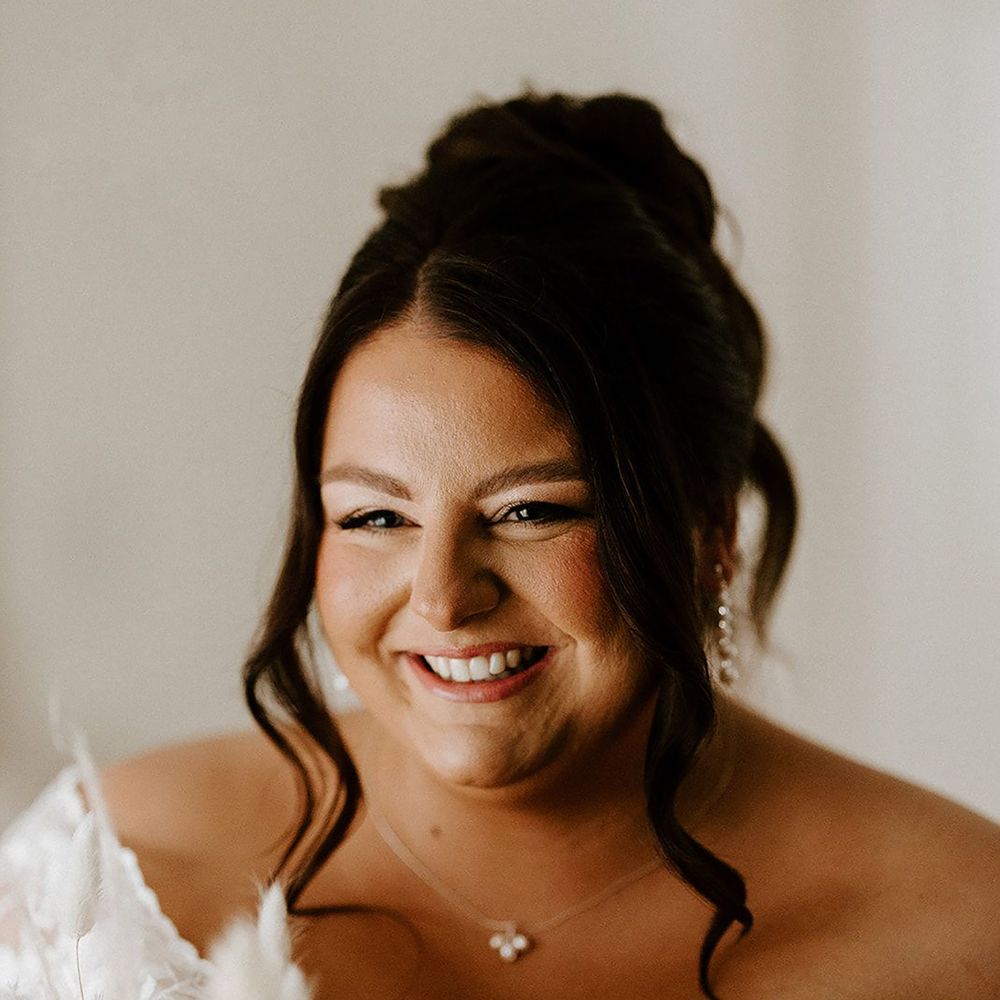 Natural glowy bronze wedding makeup