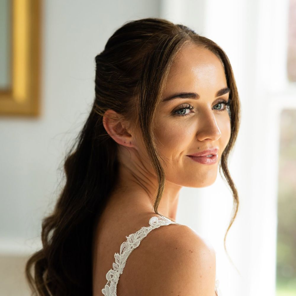 Natural and glowy wedding makeup 