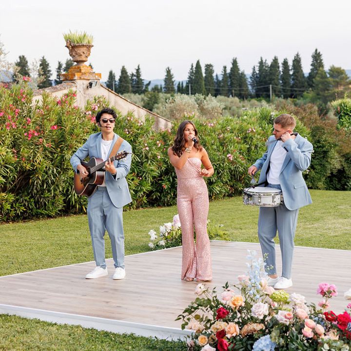 wedding-band-plays-at-wedding-breakfast