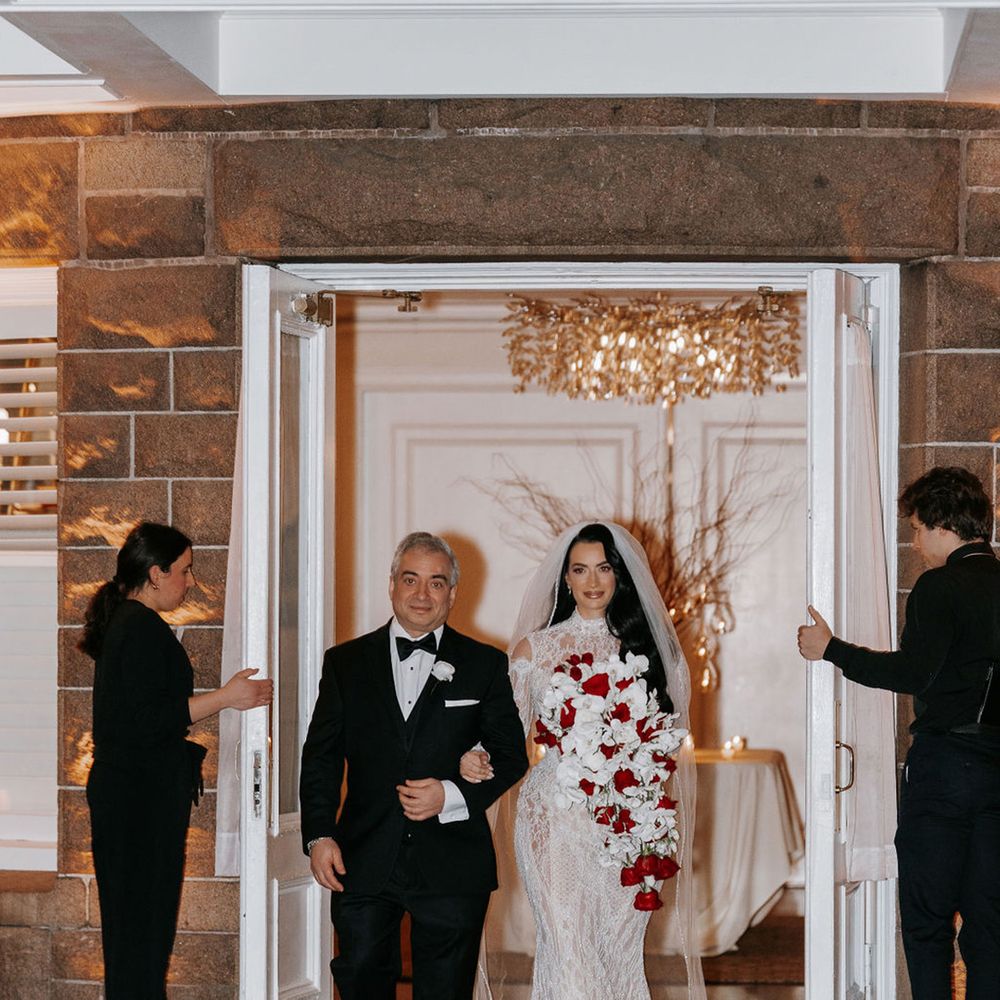 bride-walks-down-the-aisle