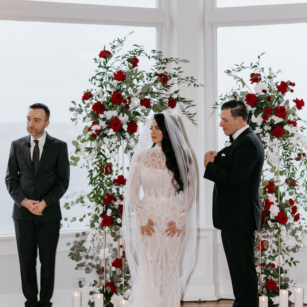 red-rose-flower-columns-for-altar-decor