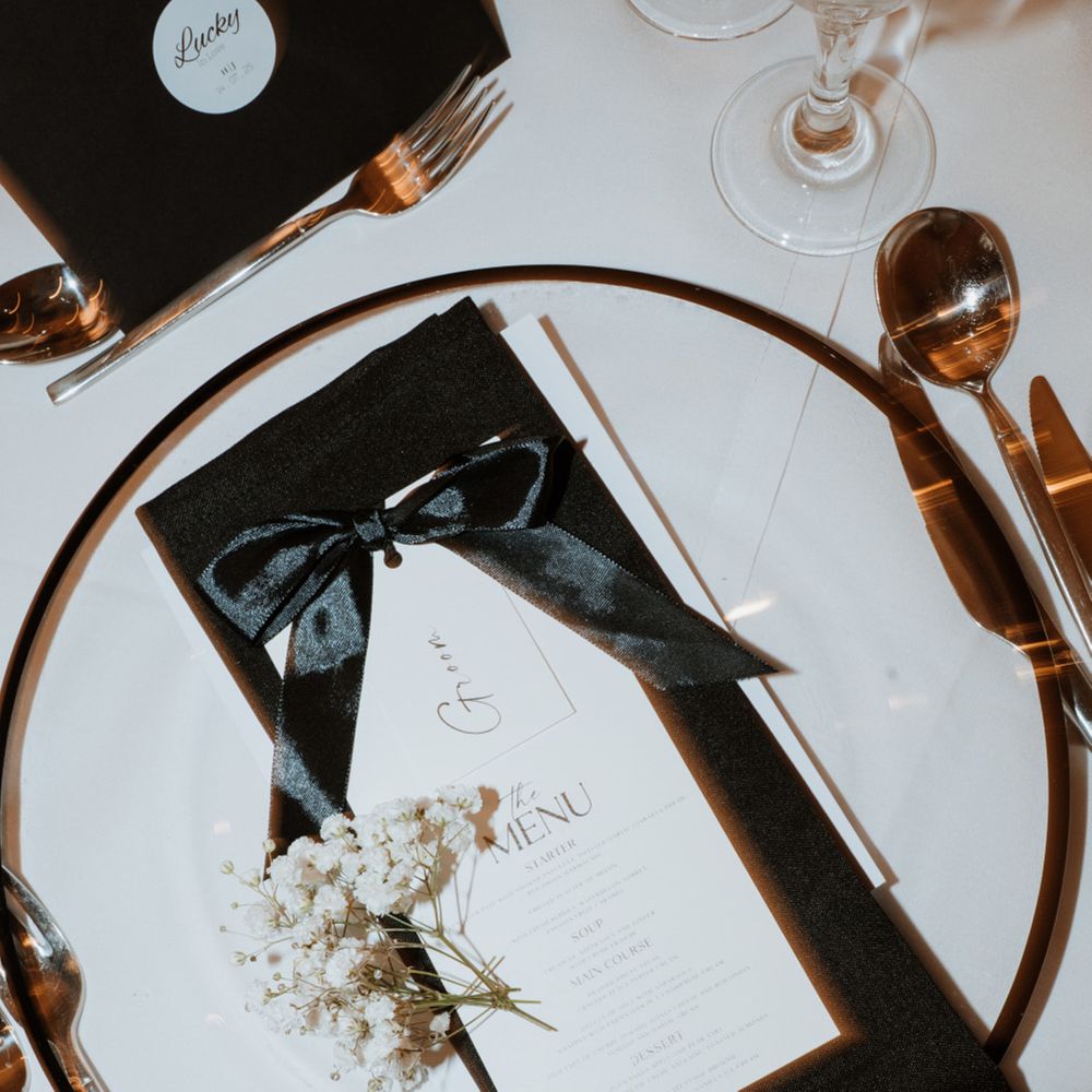 black-and-white-wedding-place-setting-with-bow