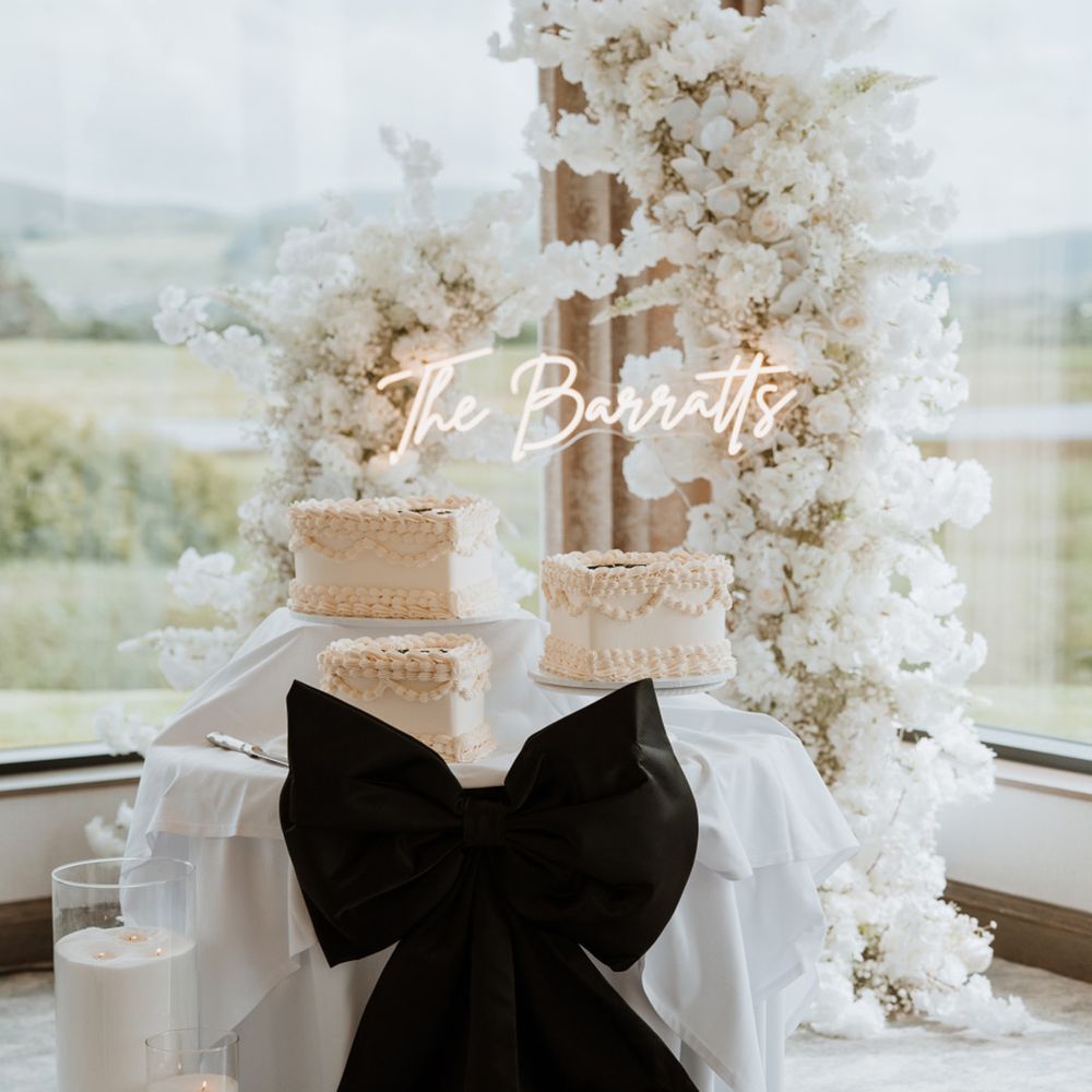 large-bow-wedding-decor-for-cake-table