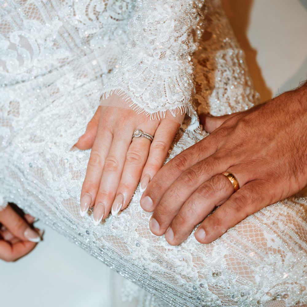 round-brilliant-diamond-engagement-ring-with-wedding-band