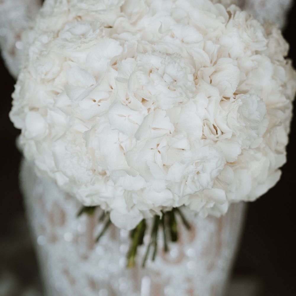 white-round-wedding-bouquet