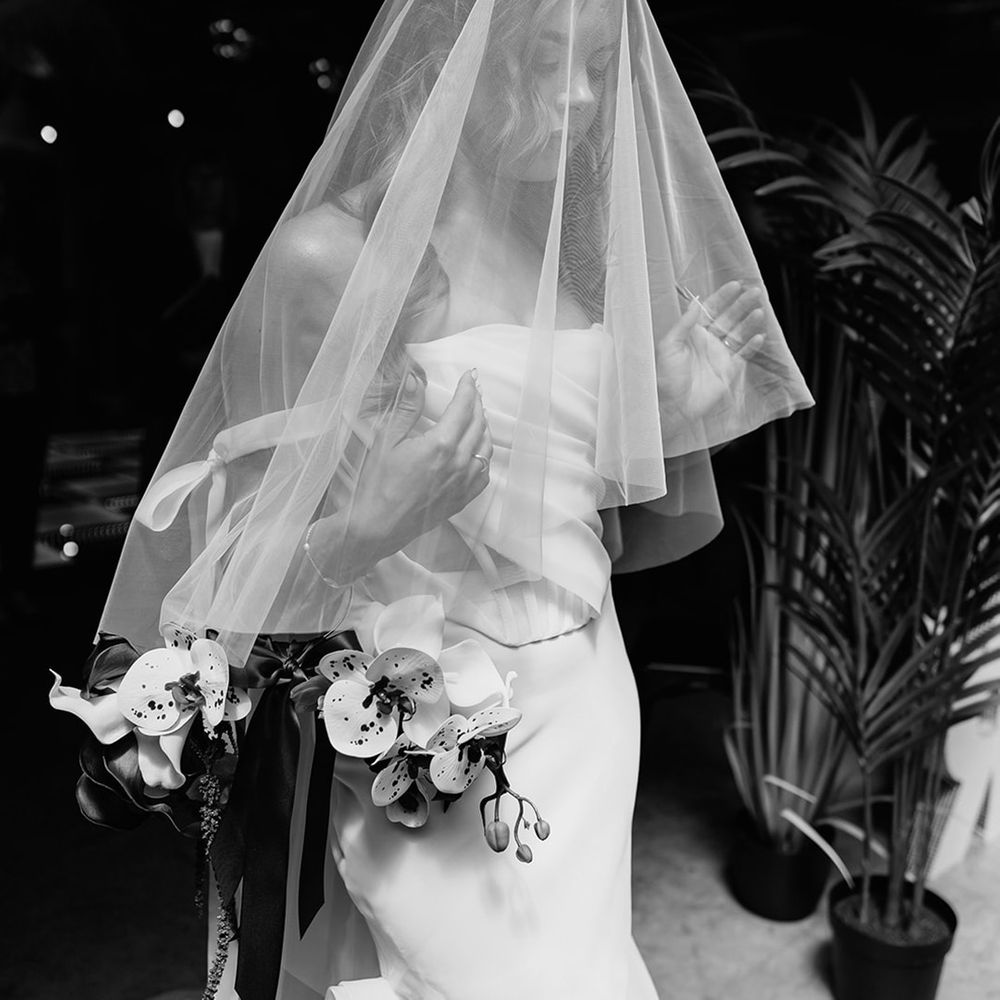 bride-wearing-drop-wedding-veil.