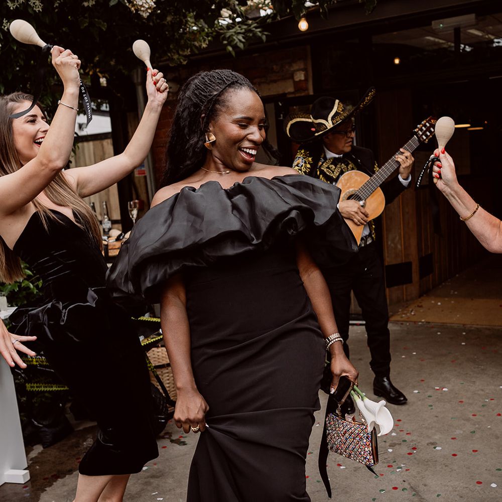 bridesmaid-dancing-to-live-music