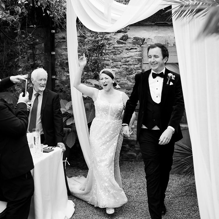 black-and-white-photo-wedding-entrance