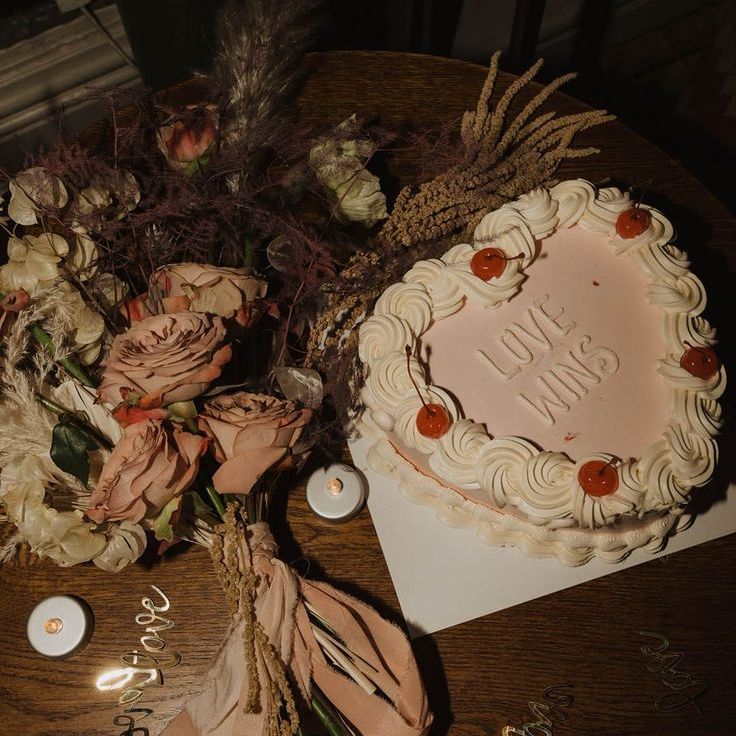 Heart-Shaped Retro Wedding Cake