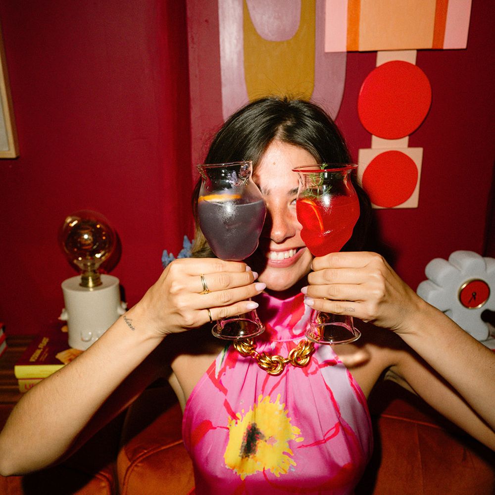 wedding-guest-drinking-cocktails