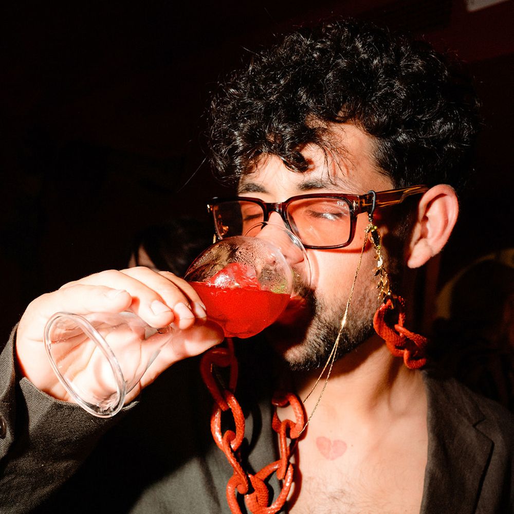 wedding-guest-drinks-cocktail