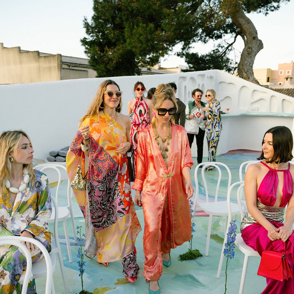 wedding-guests-in-colourful-outfits-find-their-seats