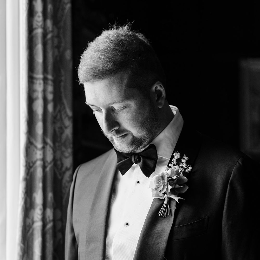 groom-reads-letter-from-bride