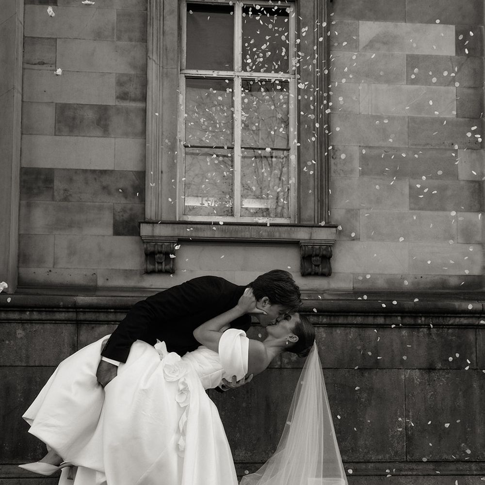 confetti-black-and-white-kiss