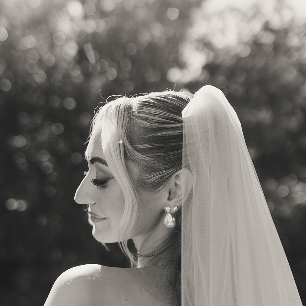 bride-wearing-pearl-wedding-earrings