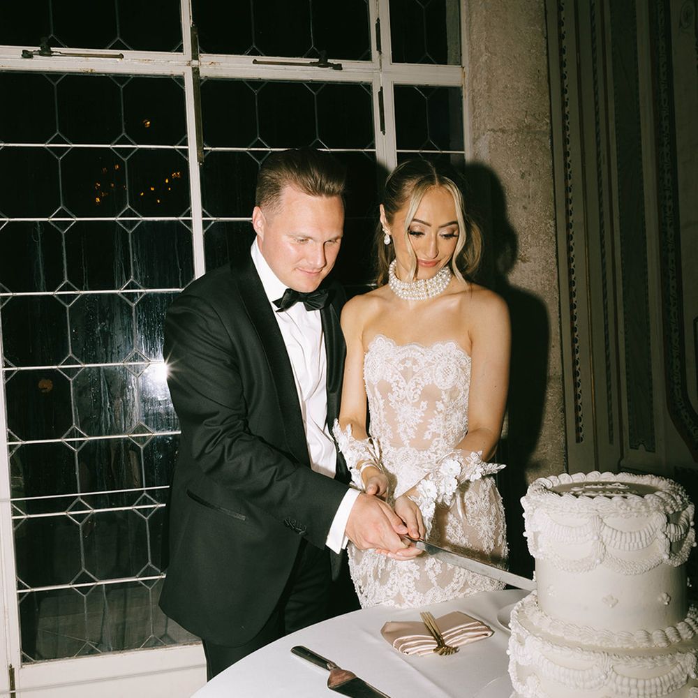 couple-cuts-their-wedding-cake