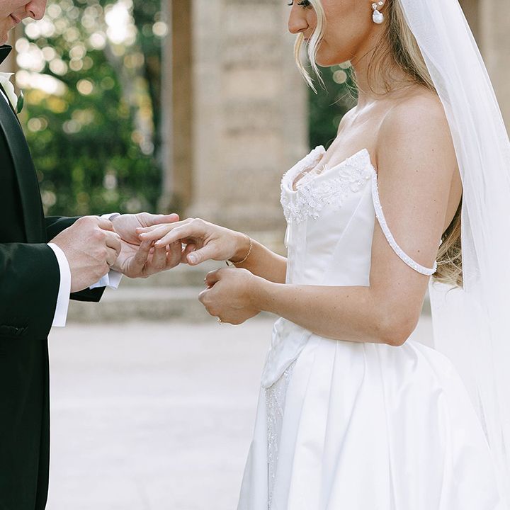 couple-exchanges-rings-during-wedding-ceremony