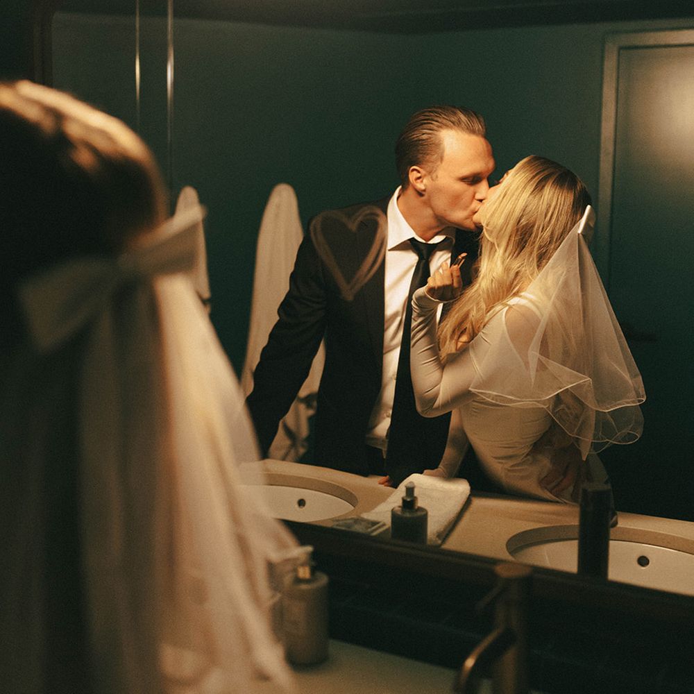 couple-kisses-in-the-mirror-with-lipstick-heart-drawing