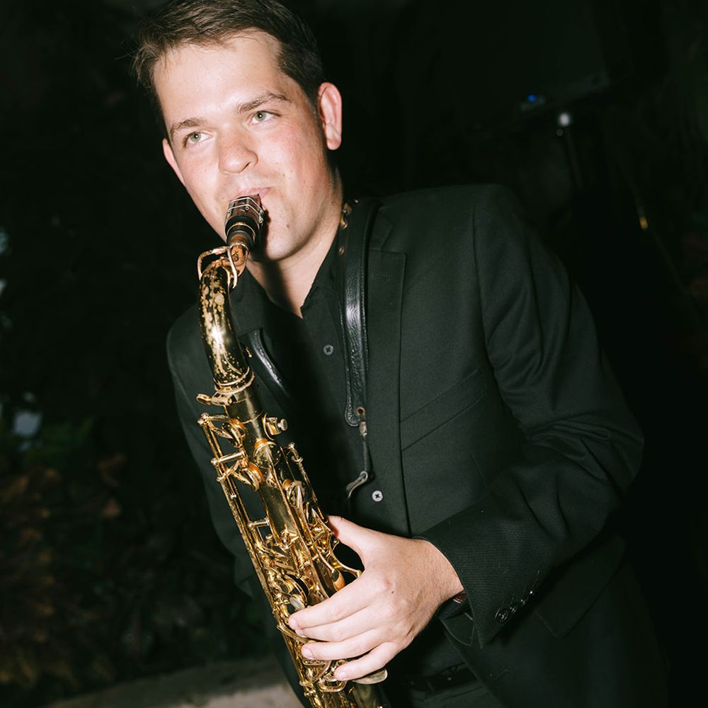 saxophone-player-wedding-entertainment