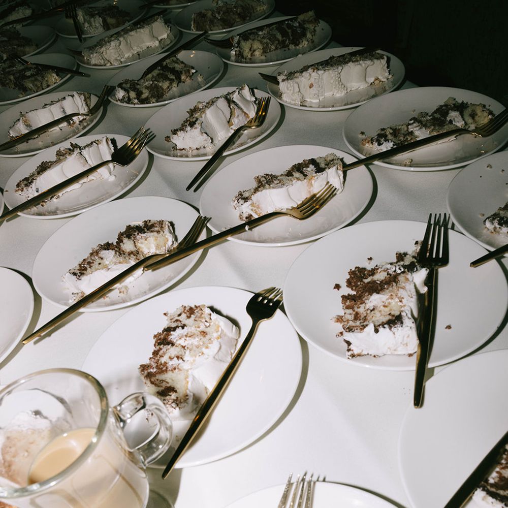 slices-of-wedding-cake-for-wedding-guests