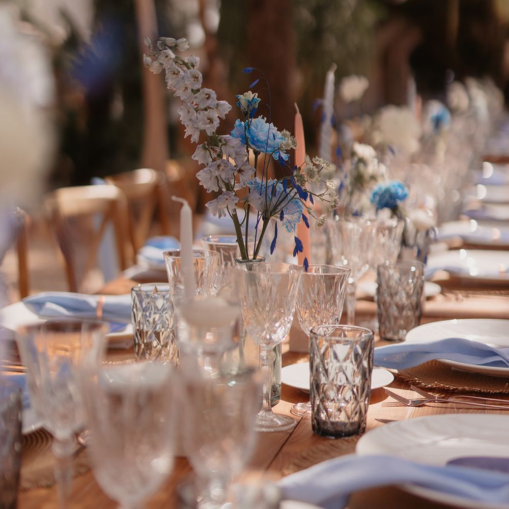 blue-wedding-table-decorations-with-napkins