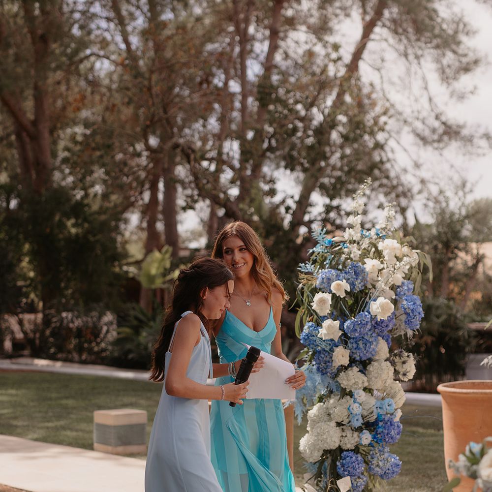 bridesmaids-in-blue-dresses-perform-wedding-reading