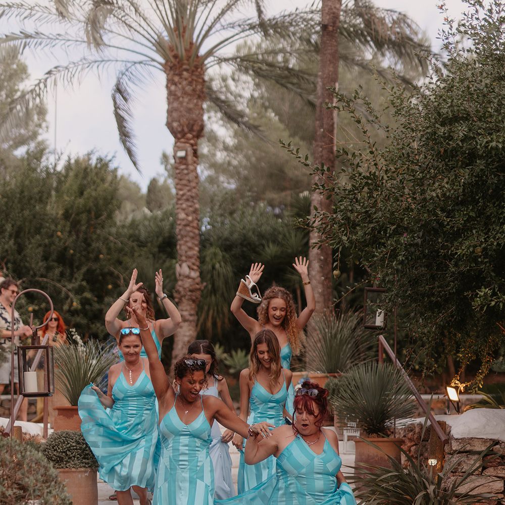 bridesmaids-in-turquoise-blue-striped-dresses