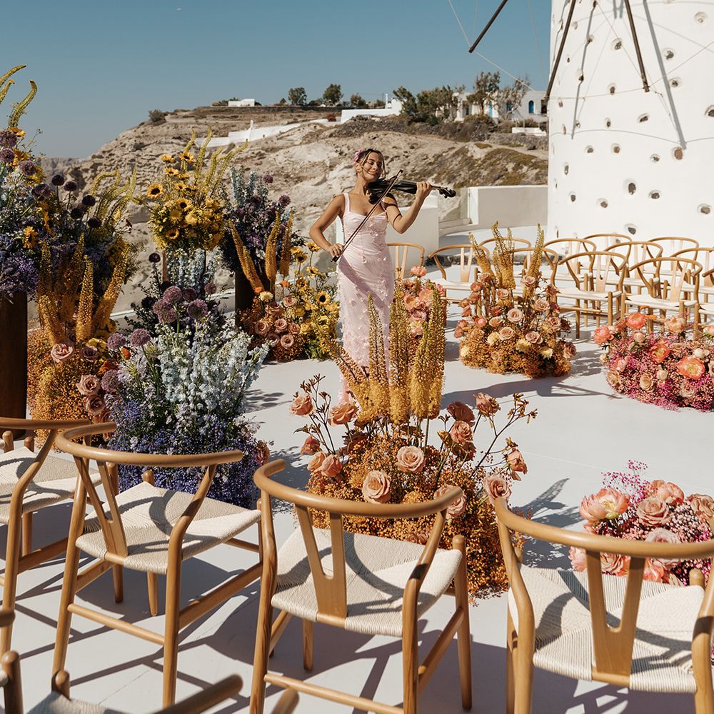 violin-player-at-santorini-wedding