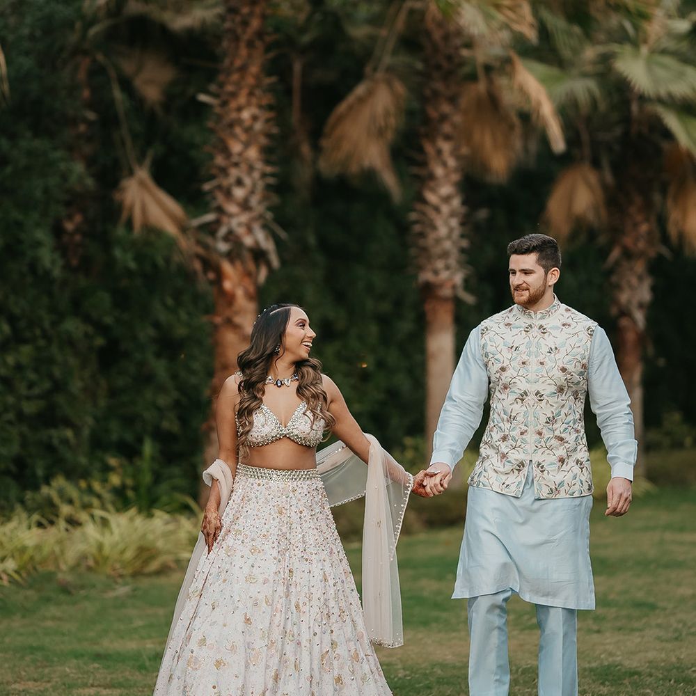 couple-walks-among-palm-trees